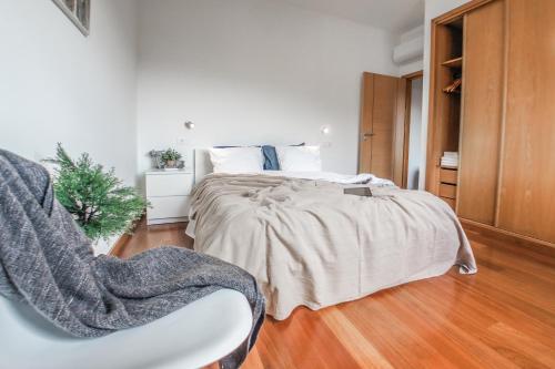 丰沙尔Trendy Apartments的白色卧室配有床和椅子