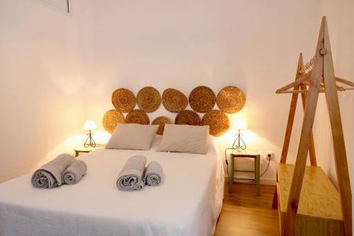 贝雅Casa do Arco - Beja的卧室配有白色床和毛巾