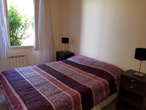埃尔卡拉法特DEPARTAMENTO CALAFATE CENTRICO #2的一间卧室设有一张床和一个窗口