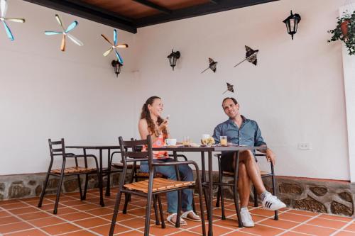 阿约拉港加拉帕戈斯套房住宿加早餐旅馆的坐在餐厅桌子上的男女