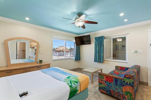 圣徒皮特海滩湾景广场海滨度假酒店的一间卧室配有一张床和吊扇