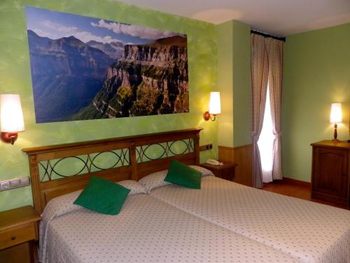 埃斯卡洛纳阿纳尔酒店的一间卧室配有一张壁画床