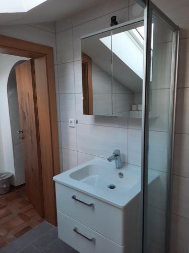 塞费尔德附近赖特嘎普霍夫酒店的一间带水槽和镜子的浴室