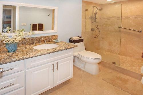 玛雷亚Island Sands Resort 305的浴室配有卫生间、淋浴和盥洗盆。