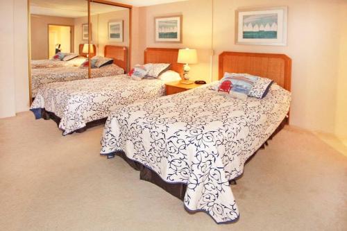 玛雷亚Island Sands Resort 305的酒店客房,设有两张床和镜子