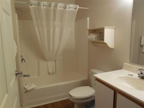 索尔兹伯里索尔兹伯里实惠套房酒店的白色的浴室设有卫生间和水槽。