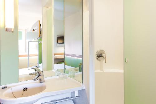 伯明翰明翰中心宜必思快捷酒店的一间带水槽和镜子的浴室