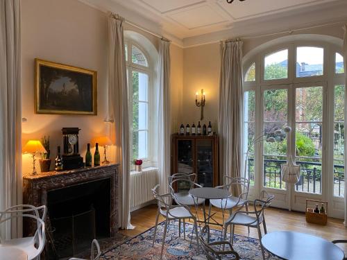 埃佩尔奈La Villa by Michel Gonet的客厅配有桌椅和壁炉