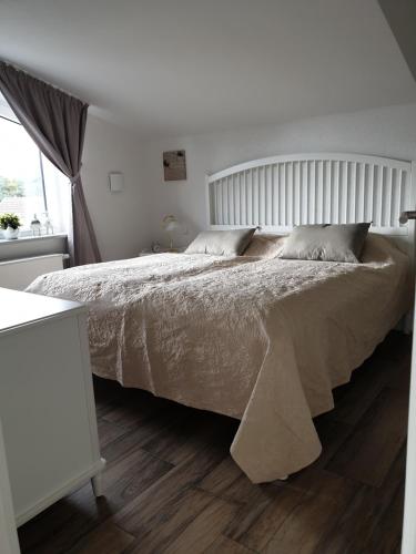 朱列斯拉赫Ferienwohnung Muschelsucher的卧室配有白色的床和窗户。