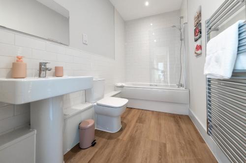 赫里福德Apartment 1 Isabella House, Aparthotel, By RentMyHouse的白色的浴室设有水槽和卫生间。