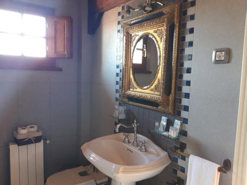 ValdecillaPosada El Hidalgo的浴室设有水槽和墙上的镜子