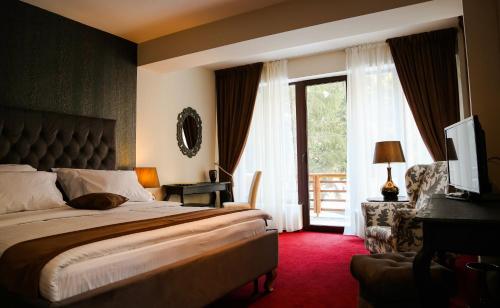 锡纳亚斜森林spa旅馆的酒店客房设有床和窗户。