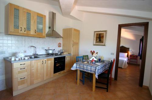 曼恰诺Acero Appartamenti的厨房配有桌子和桌布