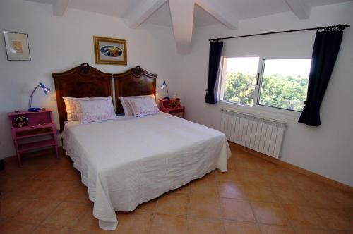 曼恰诺Acero Appartamenti的一间卧室设有一张床和一个窗口