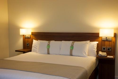 东基尔布赖德假日格拉斯哥东基尔布莱德酒店的一张位于酒店客房的床位,配有两盏灯