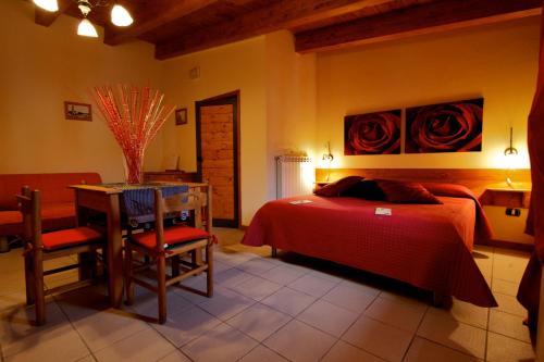 瓦伦扎诺瓦伦蒂诺酒店的一间卧室配有一张床、一张桌子和一张桌子