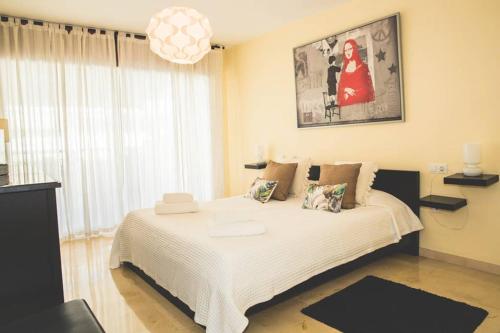 马贝拉Espacioso apartamento en Guadalmina - Marbella的卧室配有白色的床和大窗户