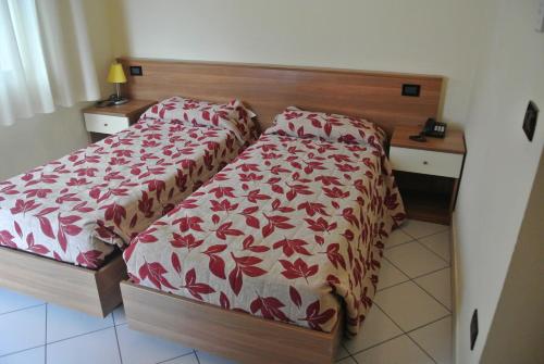 阿莱基诺酒店客房内的一张或多张床位