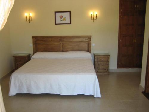 托雷卡瓦列罗斯拉斯富恩特斯酒店的一间卧室配有床和2个床头柜