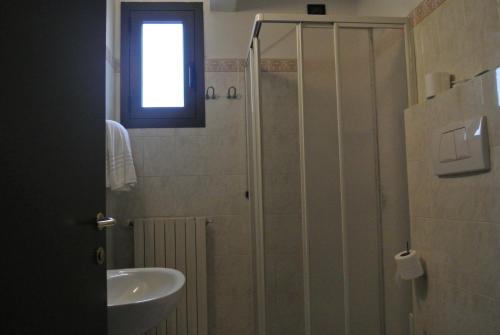 圣彼得罗-泰尔梅堡阿莱基诺酒店的带淋浴和盥洗盆的浴室