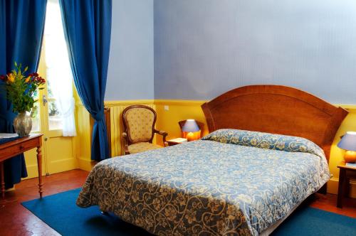 尼翁克伦贝特酒店的卧室配有1张床、1张桌子和1把椅子