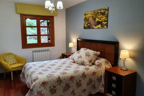 贝纳斯克Terraza de Laball的卧室配有床、椅子和窗户。