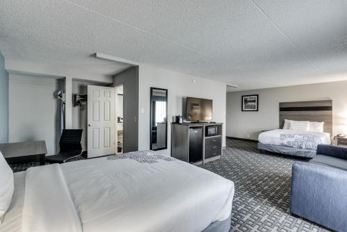 斯波坎Days Inn & Suites by Wyndham Spokane的酒店客房,配有床和沙发