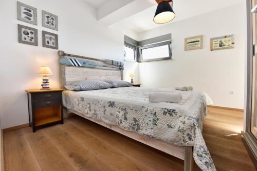 弗尔萨尔Romana Serena Sunset的一间卧室配有床、床头柜和窗户