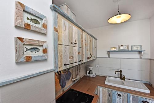 弗尔萨尔Romana Serena Sunset的一间带木制橱柜和水槽的浴室