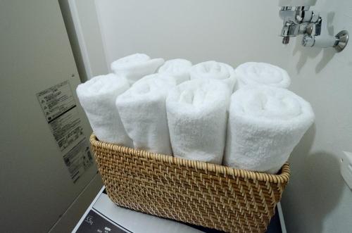 函馆Hakodateyado Mizuki - Vacation STAY 97486的放在柜台上的一篮毛巾