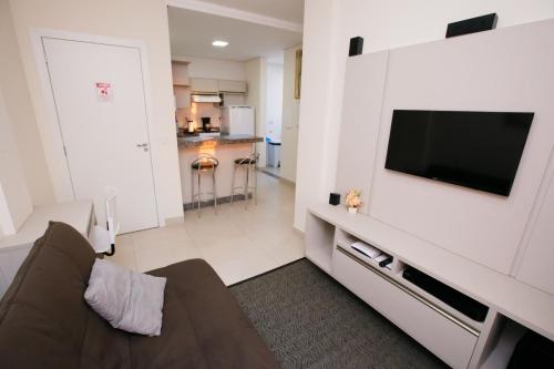 锡诺普Flats Andira Kuss的带沙发和平面电视的客厅