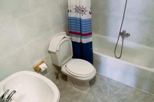 帕伦西亚阿尔戈栋旅馆的浴室配有卫生间、盥洗盆和淋浴。