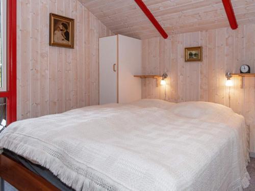 埃贝尔托夫特Holiday Home Lærkevej VI的卧室配有白色的床和白色橱柜