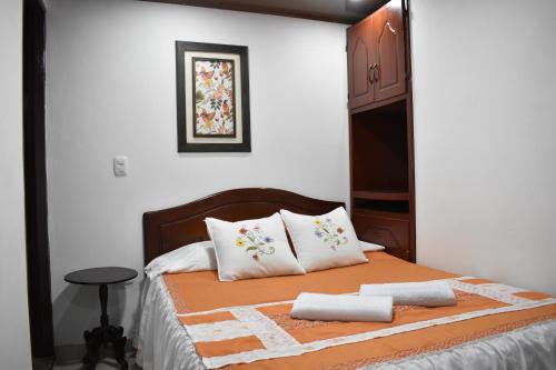 萨兰托Posada Dónde Cupeto的一间卧室配有一张床,上面有两条毛巾