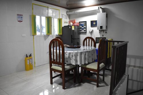 萨兰托Posada Dónde Cupeto的厨房配有桌椅和冰箱。