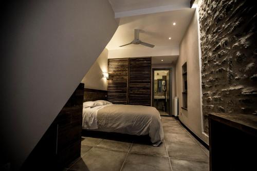 里奥马哲雷阿洛斯伽罗代米莱酒店的一间卧室配有一张床和吊扇