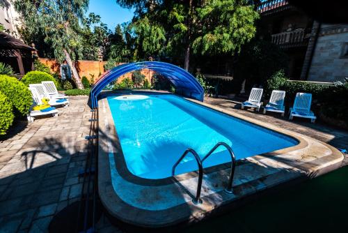 阿德勒卡萨布兰卡酒店的周围有一个蓝色的游泳池