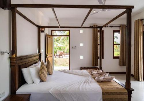 椰子花园餐厅酒店客房内的一张或多张床位