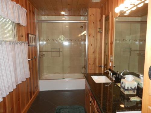 93R Deer Lodge的一间浴室