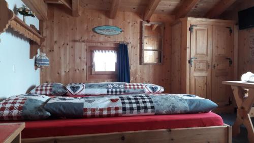 达沃斯花丝住宿加早餐酒店的小木屋内的一张床位,配有枕头