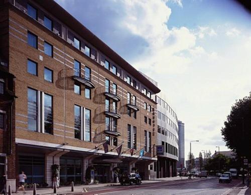 伦敦诺富特伦敦滑铁卢酒店的城市街道上一座大型砖砌建筑
