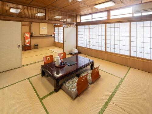 京都藤家旅馆的客房设有桌椅和窗户。