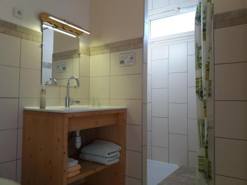 韦尔科尔地区拉沙佩勒贝利尔酒店的一间带水槽和镜子的浴室