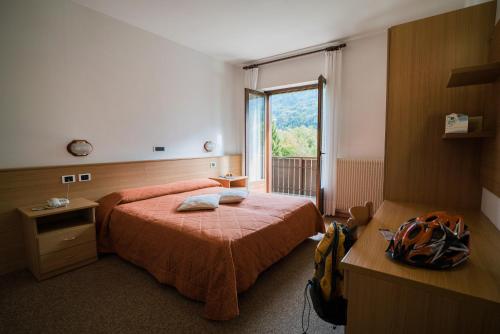 卡德尔佐内里约酒店的酒店客房设有床和窗户。