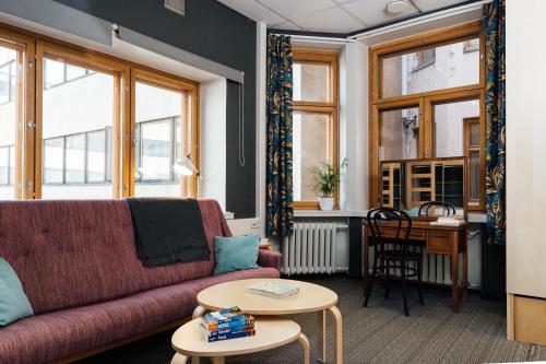 赫尔辛基The Yard Hostel的客厅配有沙发和桌子