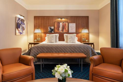 勒图凯-巴黎普拉日巴里耶尔勒威斯敏斯特酒店的酒店客房,配有一张床和两把椅子