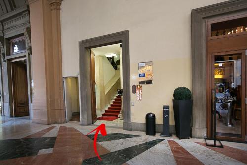 佛罗伦萨佛罗伦萨马贝勒冈布瑞纳斯住宿加早餐旅馆的大楼地板上带红箭的走廊