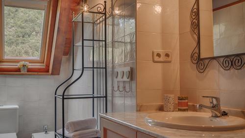 莱斯Saplan Real Estate ERA LANA的带淋浴和盥洗盆的浴室