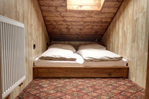 赫林斯科Chata Styl的房屋内小房间的小床