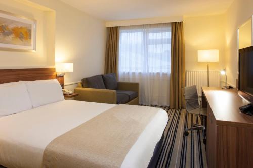 诺里奇诺威奇北假日酒店的配有一张床和一张书桌的酒店客房